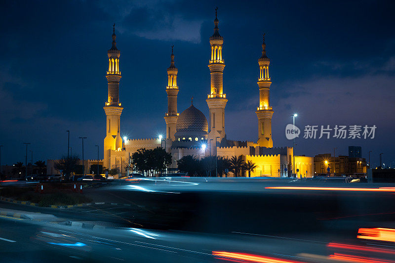 黄昏时分，阿联酋北部酋长国最大的清真寺Ras al Khaimah